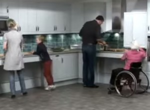 Pildil on perekond toimetamas köögis